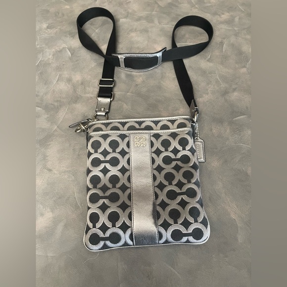 Women’s Coach Black and silver metallic shoulder or crossbody bag-zipper closure - Picture 3 of 9